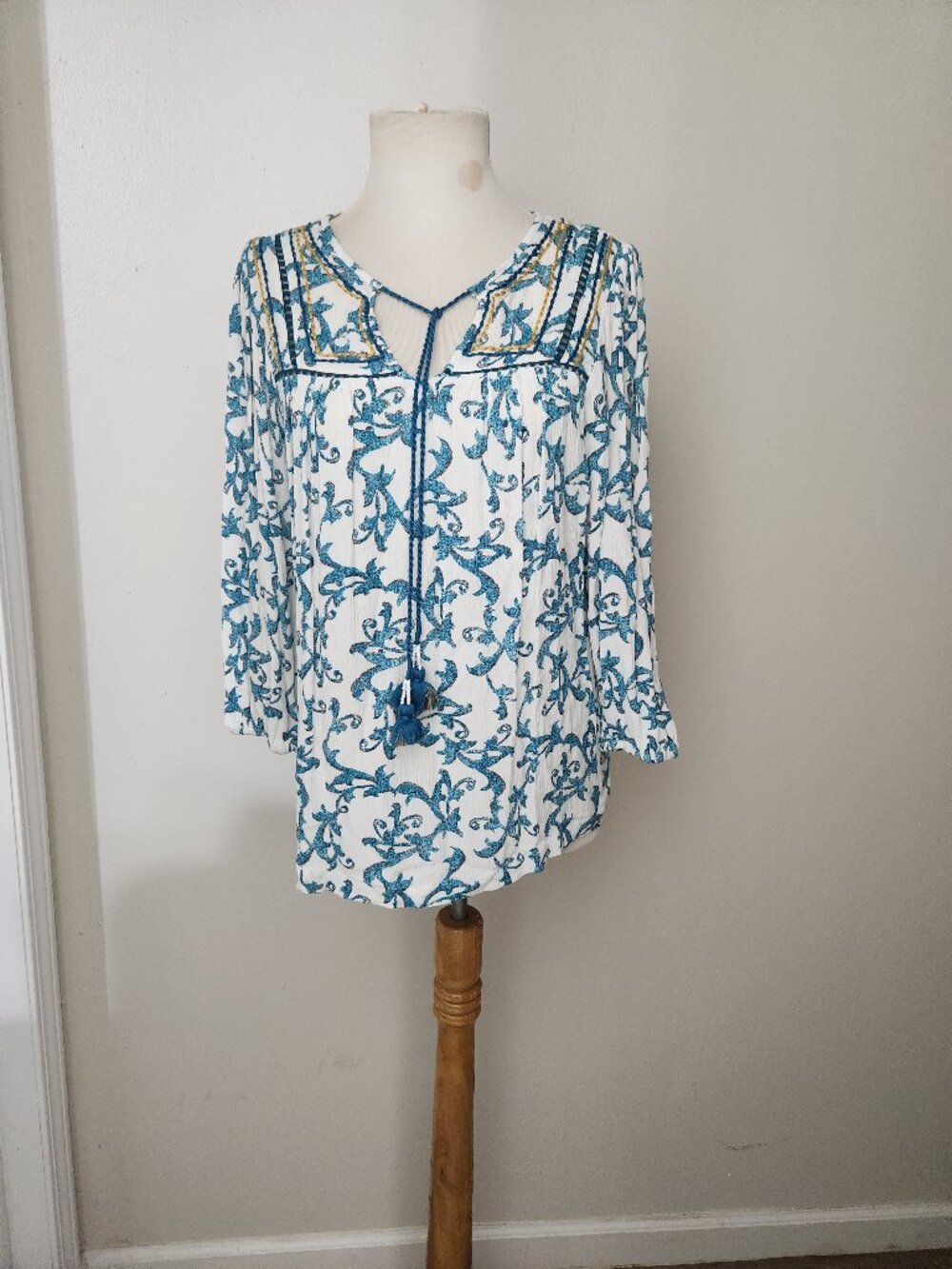 Wrangler ladies crinkle rayon embroidered 3/4 sleeve blouse, NWOT, szS